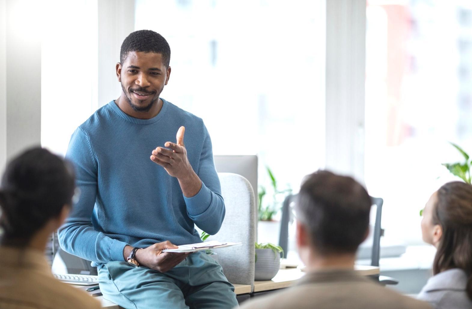 Equipo de orinathurex trabajando en estrategias financieras personalizadas