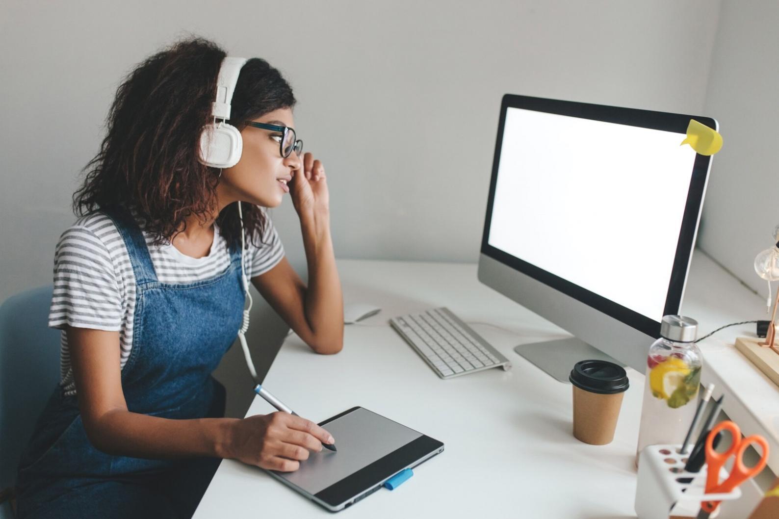 Equipo trabajando en análisis presupuestario