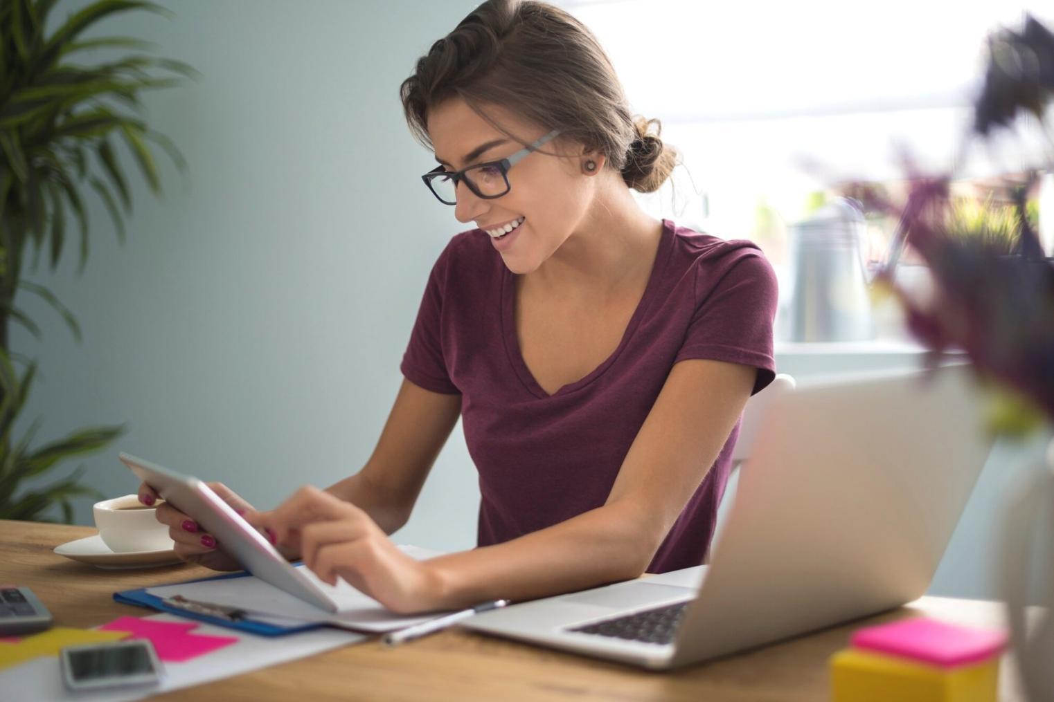 Profesional analizando datos financieros en una moderna oficina